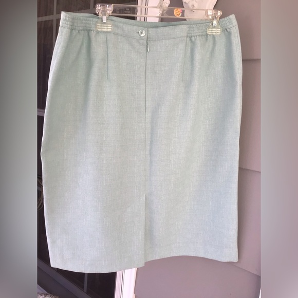 Alfred Dunner Women's Skirt aqua color 16p button zip back Waist Stretchy. NWOT - Picture 5 of 9